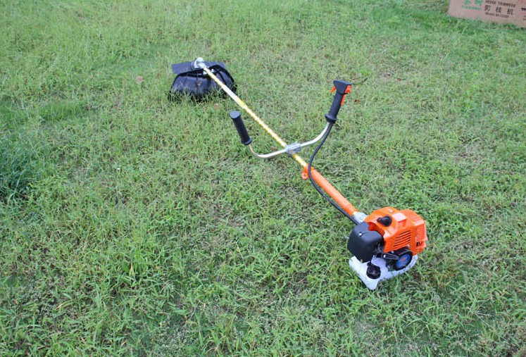 的扫边或者修剪枯草灌木,这主要源于它的构造,在打草部分是打草绳或