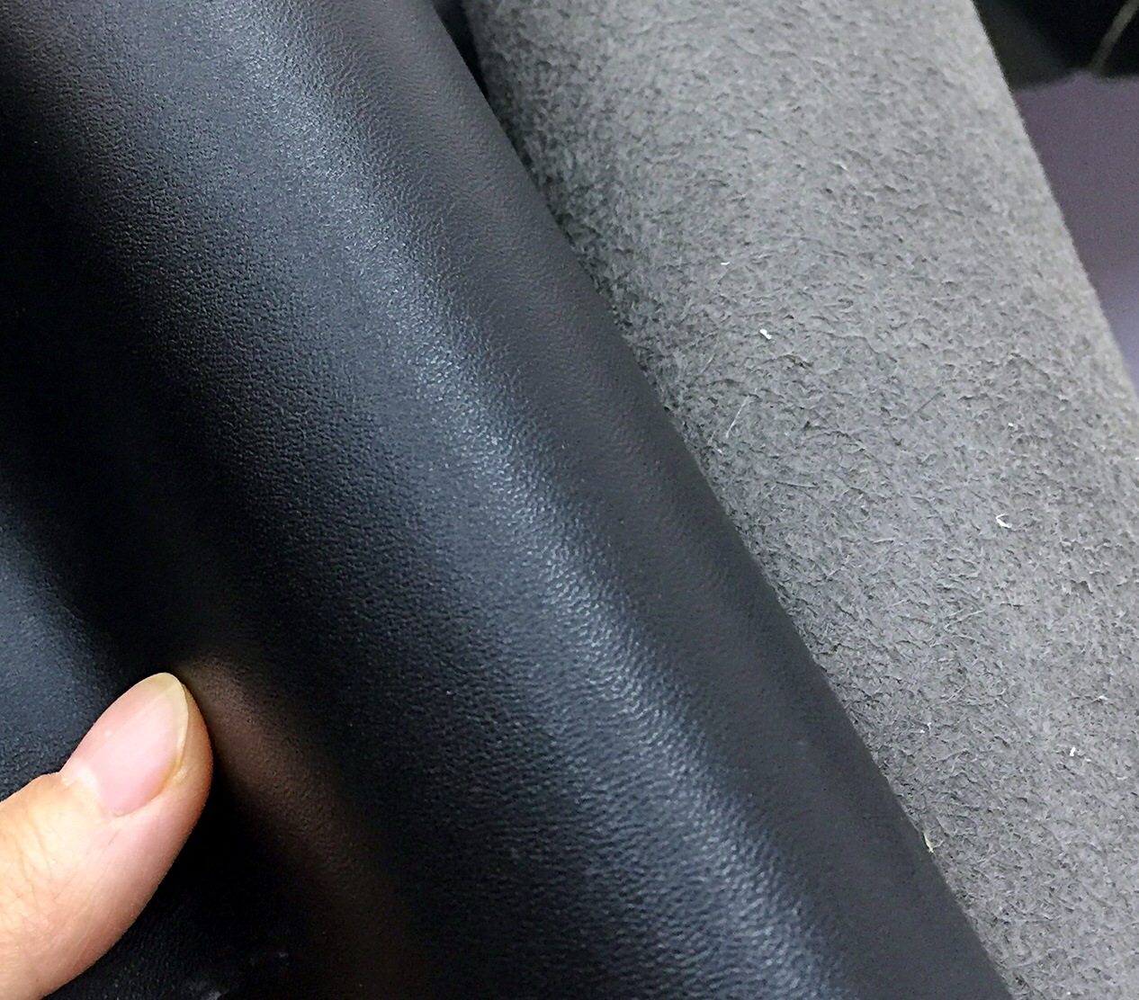 哈牛皮业 黑色贴面纳帕纹超纤革 0.7厚度黑色超纤革 沙发革箱包革