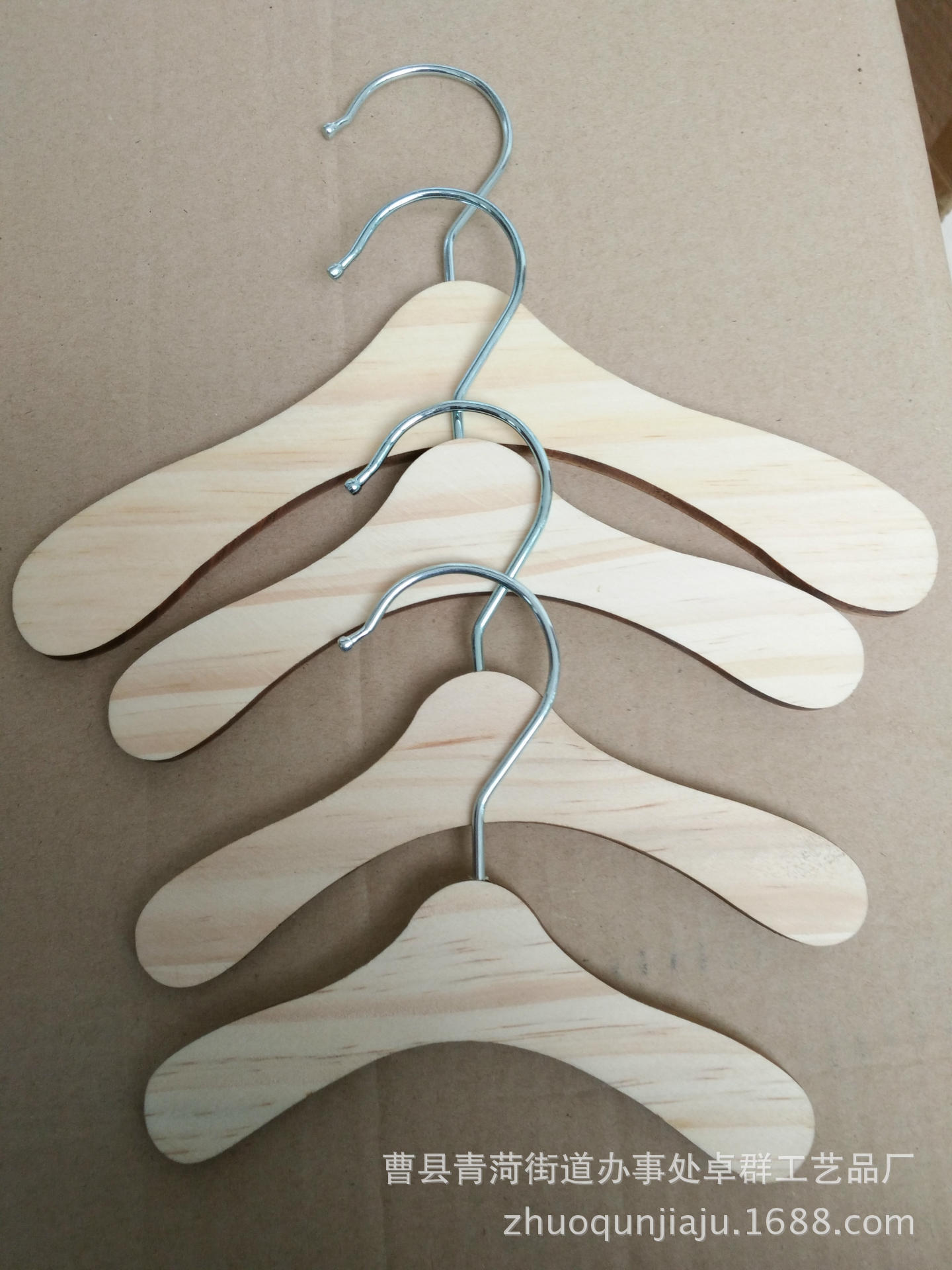 Factory Wholesale Wooden Coat Hanger for Pet Dog Clothes Hanger Cat Solid Wood Hanger Small Men and Girls Wooden Clothes Stand