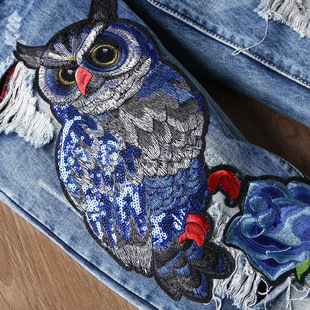 新款个性猫头鹰刺绣破洞修身小直筒牛仔裤男绣花牛仔裤中国有嘻哈