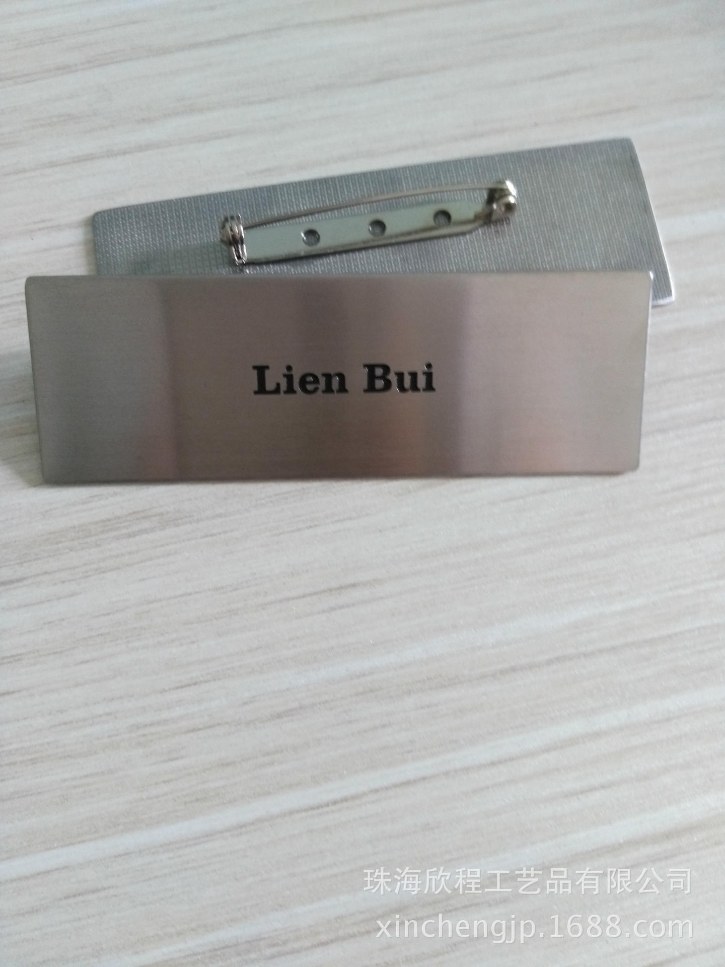 定制生产不锈钢拉丝面腐蚀咬板工号牌银行学校医院酒店公司员工牌