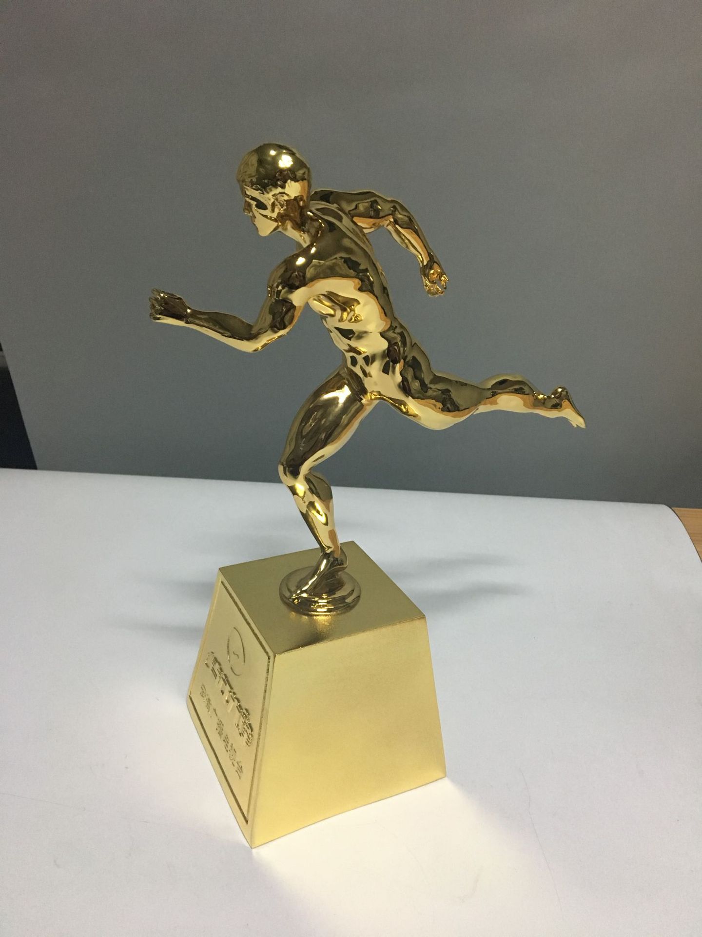 奔跑吧小人 金属人像跑步奖杯热销 立体创意运动会奖杯 包邮直销
