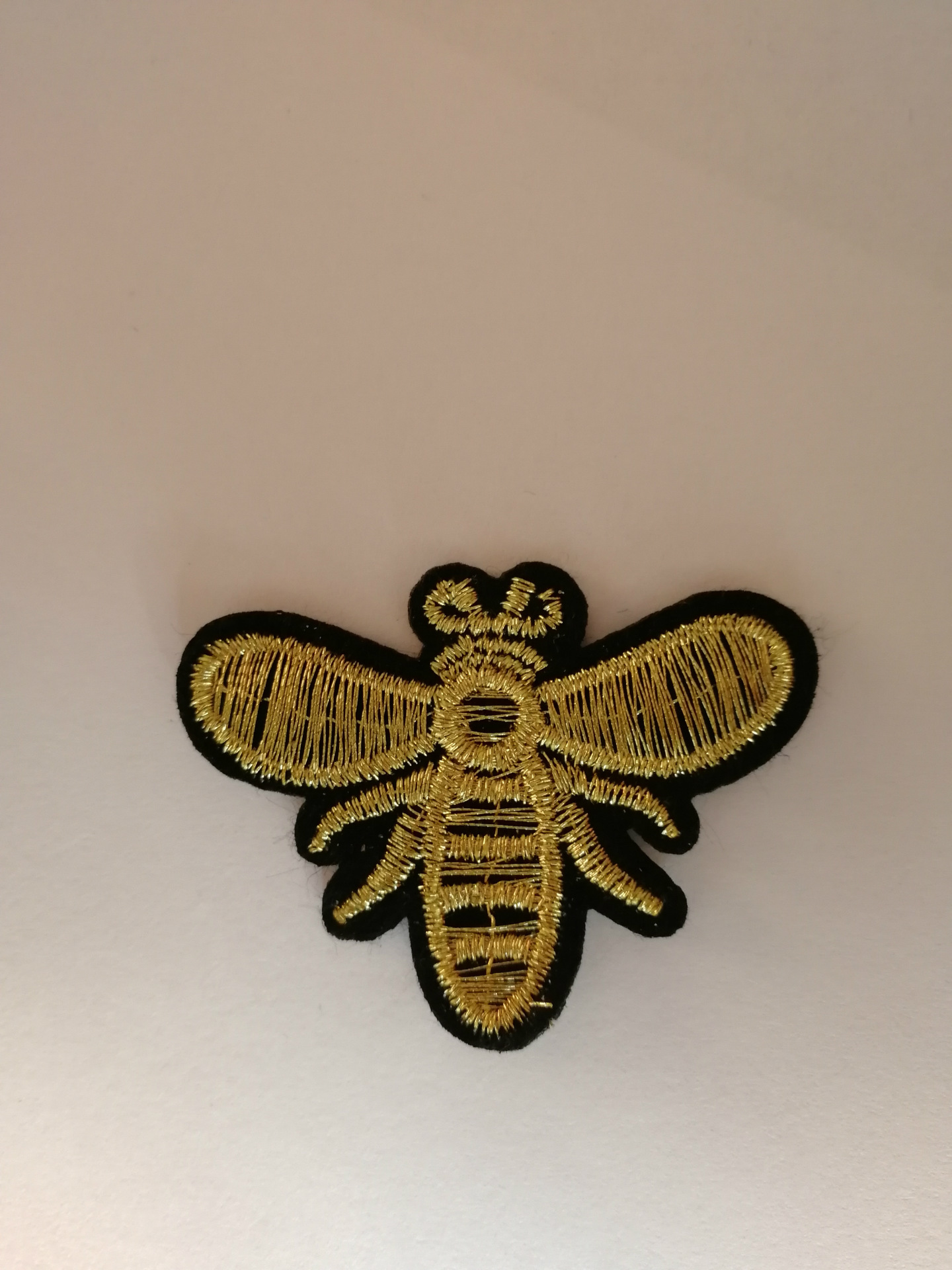 工厂直销小蜜蜂刺绣 蜜蜂布贴外贸精品刺绣徽章绣花章定制绣标