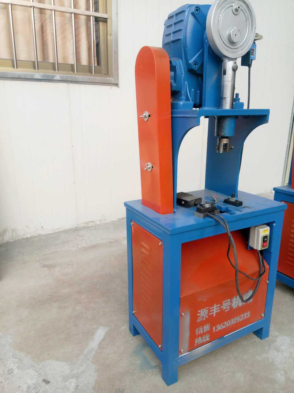 厂价销售不锈钢冲床方管角铁冲孔护栏楼梯扶手冲坡口方管开方孔