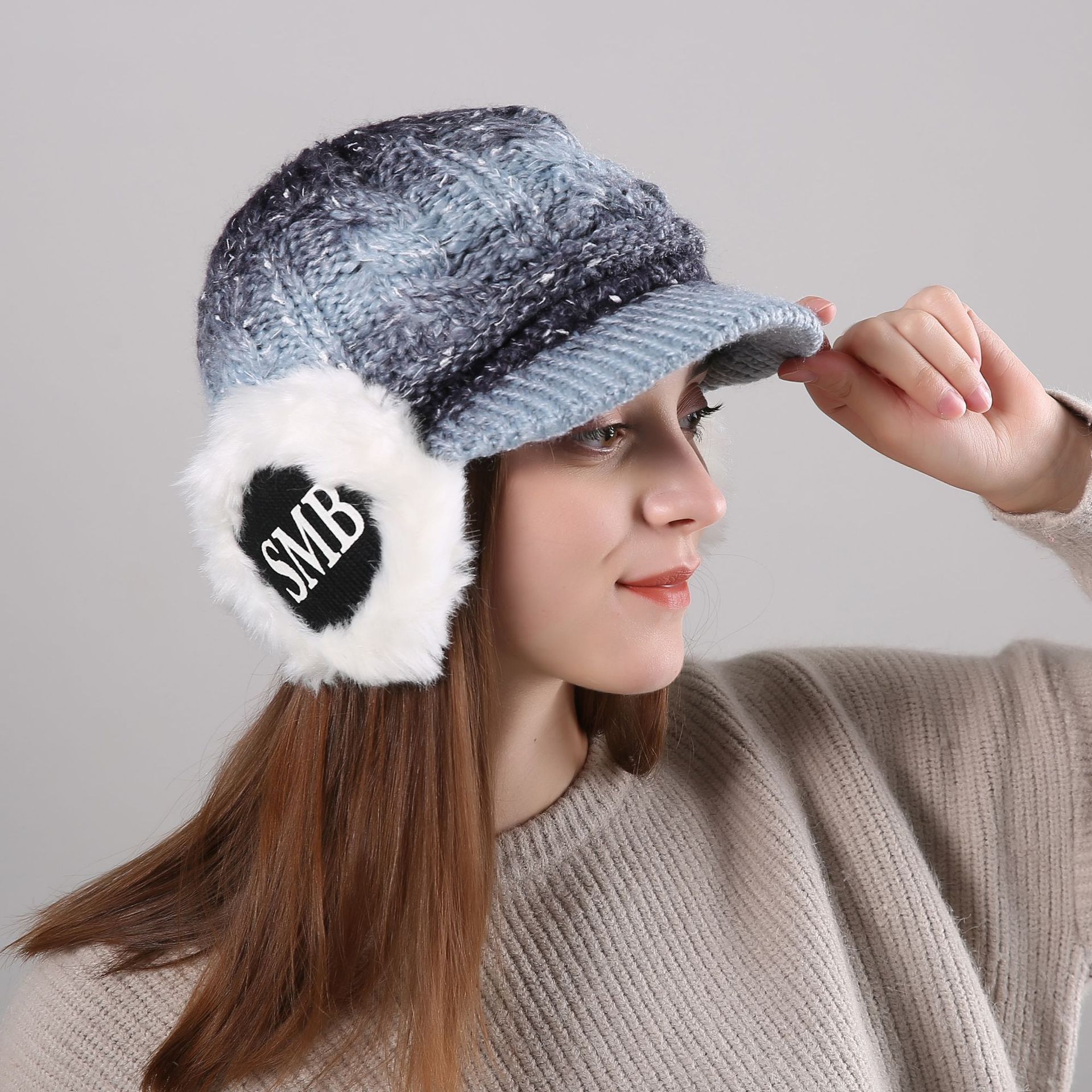冬季新款加绒时尚女士字母smb渐变色针织毛线护耳帽保暖鸭舌帽子
