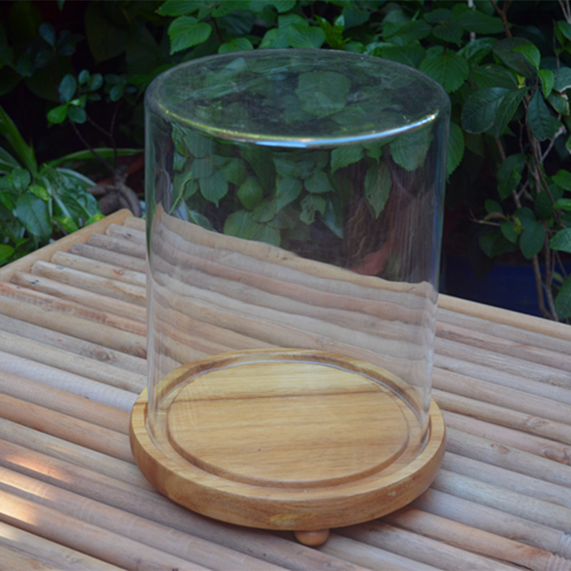 吹制工艺:吹气成型法,就是取出适量的玻璃溶液,放于铁吹管的