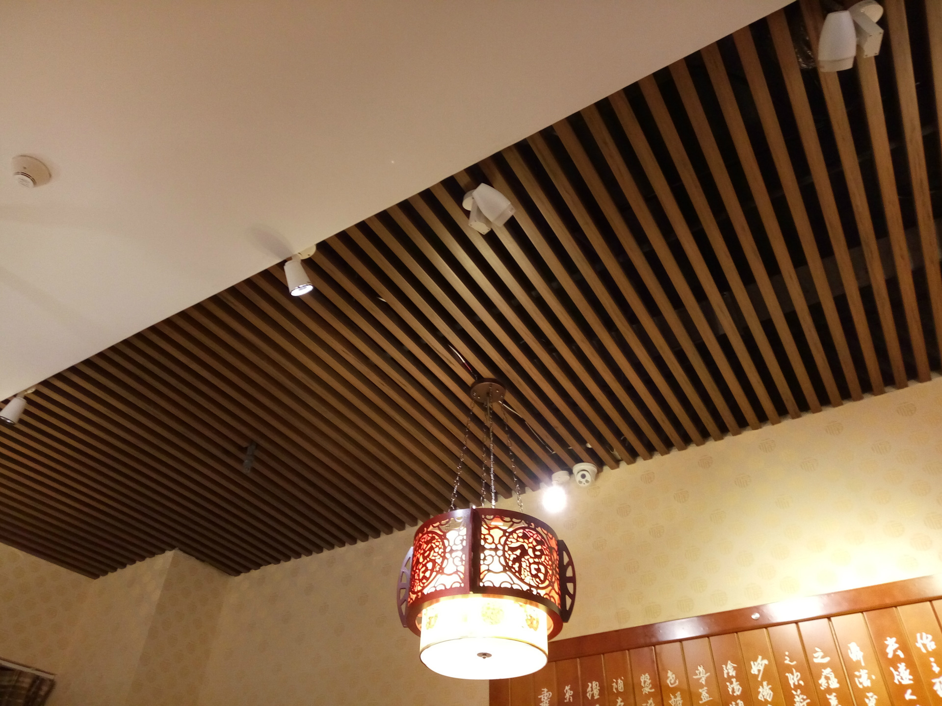 哪里有绿可木50100天花吊顶怎么卖的多少钱一米