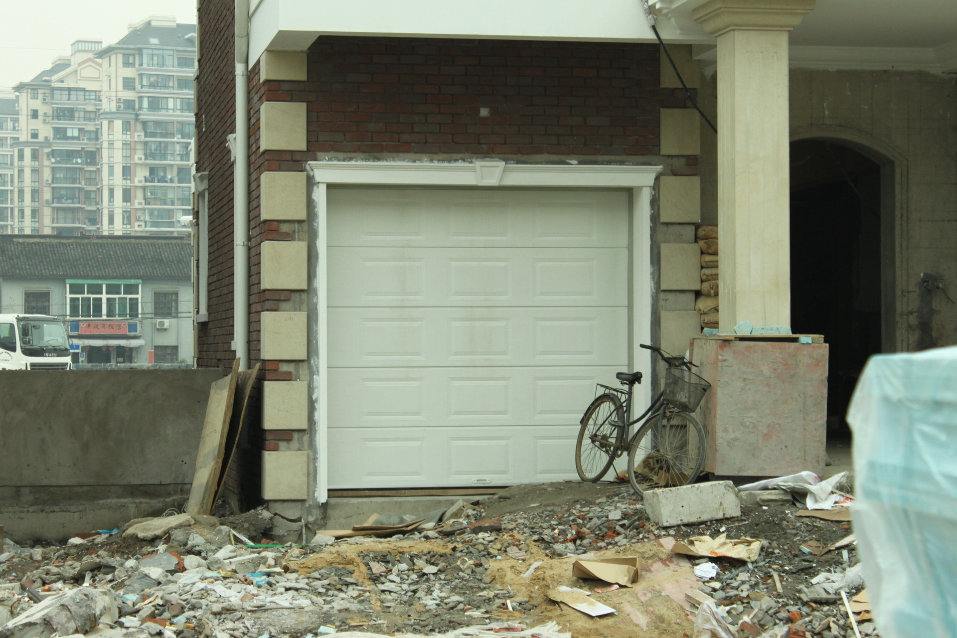 别墅小区遥控电动翻版车库门,折叠车库门,进口车库门定制安装