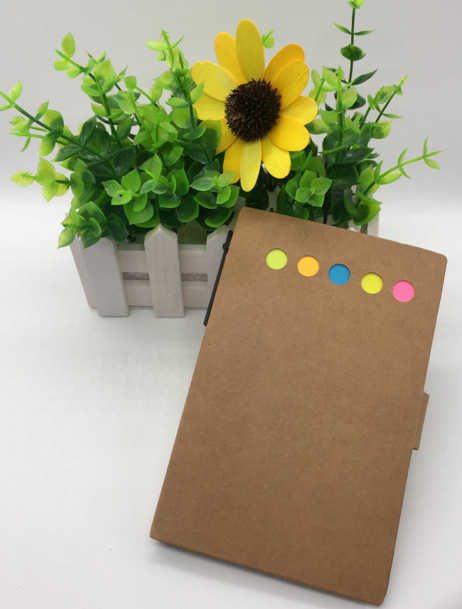 厂家定制牛皮纸封面笔记本 环保带笔便签本 创意便利贴本子赠品