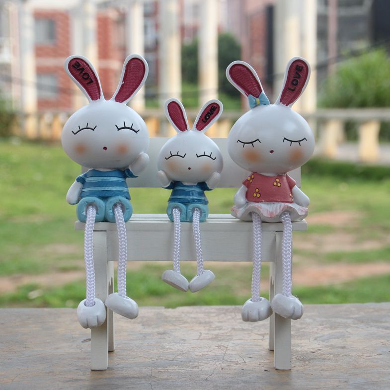 一家三口萌兔子吊脚娃娃创意样板房卡通摆件生日礼品家居树脂摆件