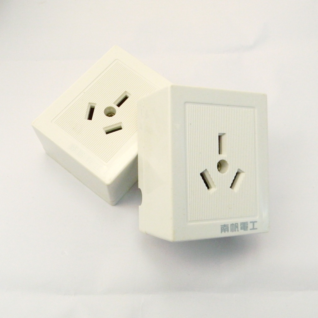 单相二极明装 三脚插头孔迷你一位移动电源转换器10a墙壁插座