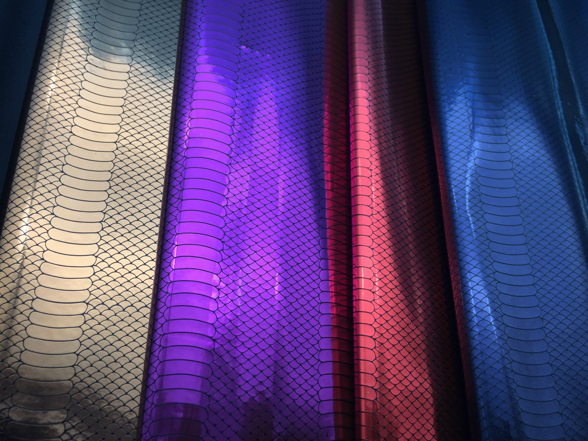 厂家直销镜面皮革pu软包硬包幻彩镭射pu蟒蛇纹皮料蛇纹蛇皮pu面料