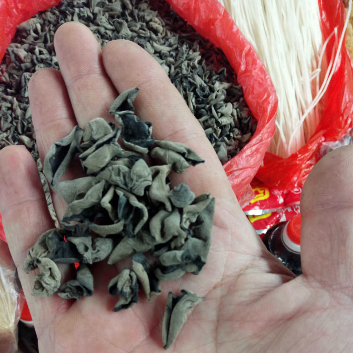 批发罗非鱼皮酒店专用鱼皮水发鱼皮生鱼皮干鱼皮泡椒鱼皮原料