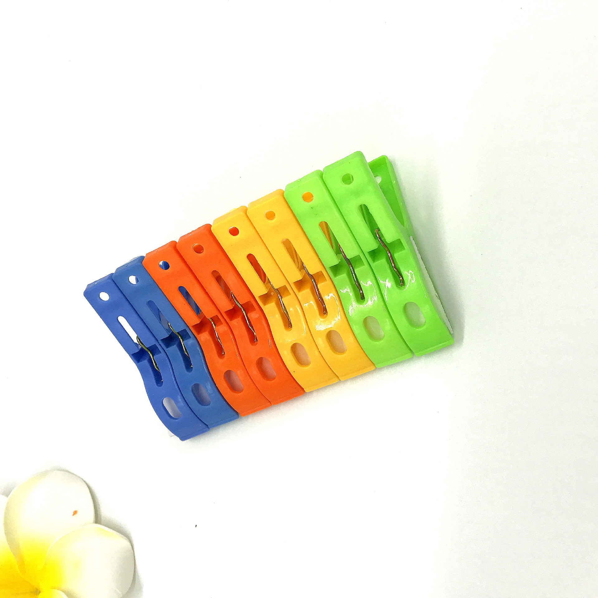 糖果色塑料夹子,中间装有弹簧,弹性好,夹的紧张,衣服不掉落,是衣物的