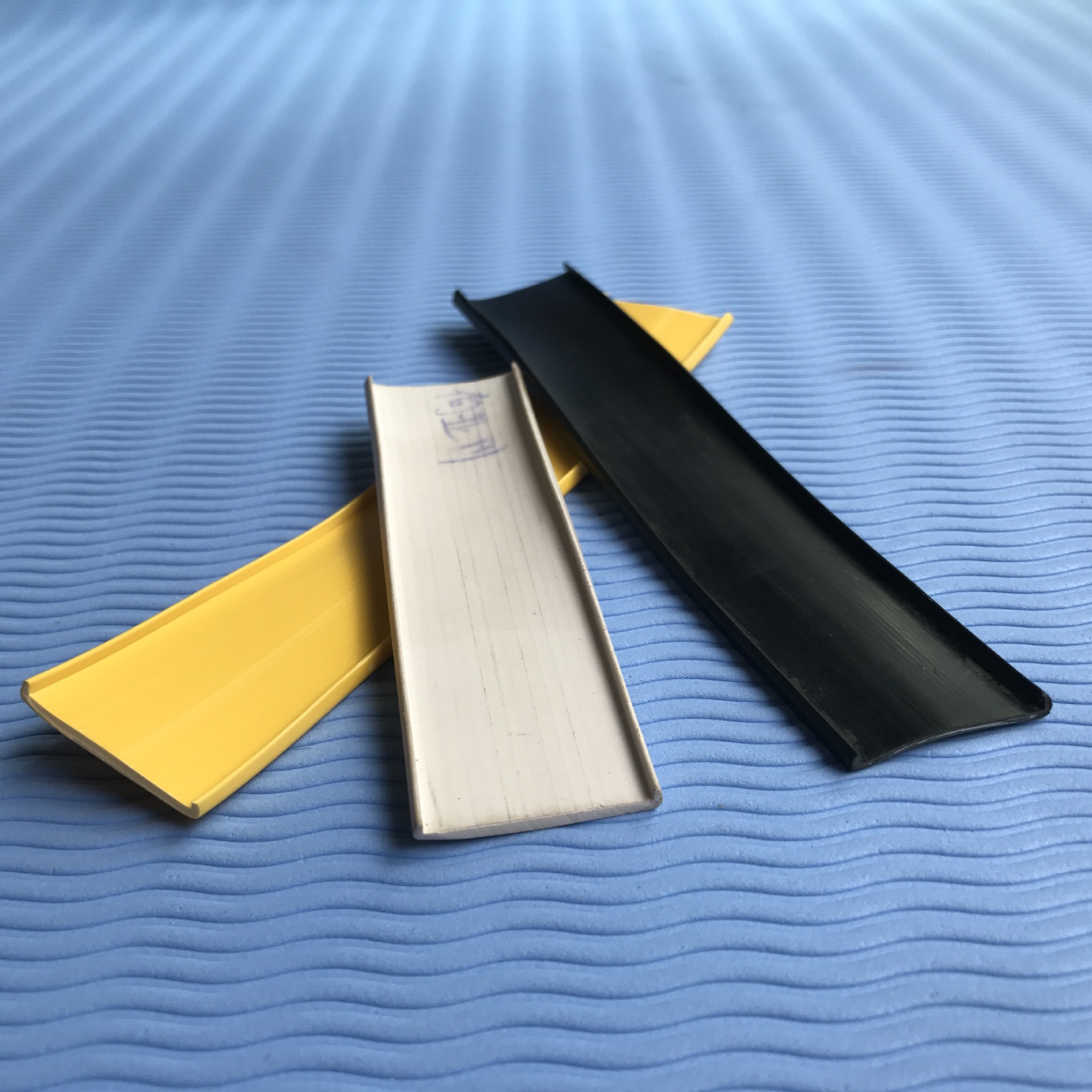 厂家供应 pvc家具压条t型条装饰塑料软胶条 挤塑加工塑料条 定制