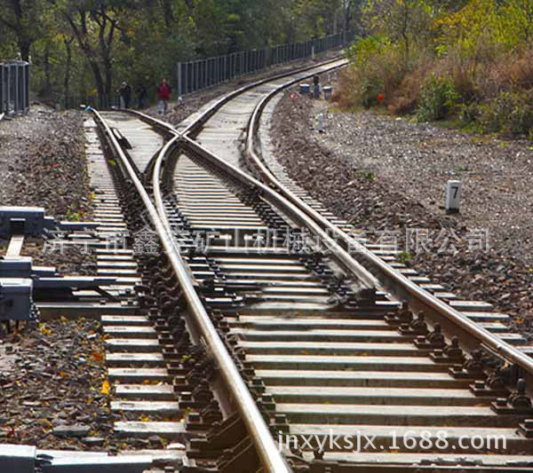 的需要,设置有个别联络道岔,称为衔接道岔,衔接道岔一般多为双动道岔