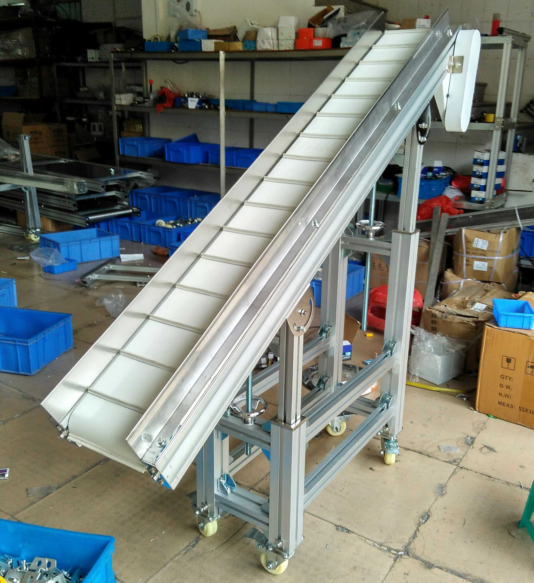 订做不锈钢食品皮带输送机 白色pu带爬坡输送机 食品包装生产线