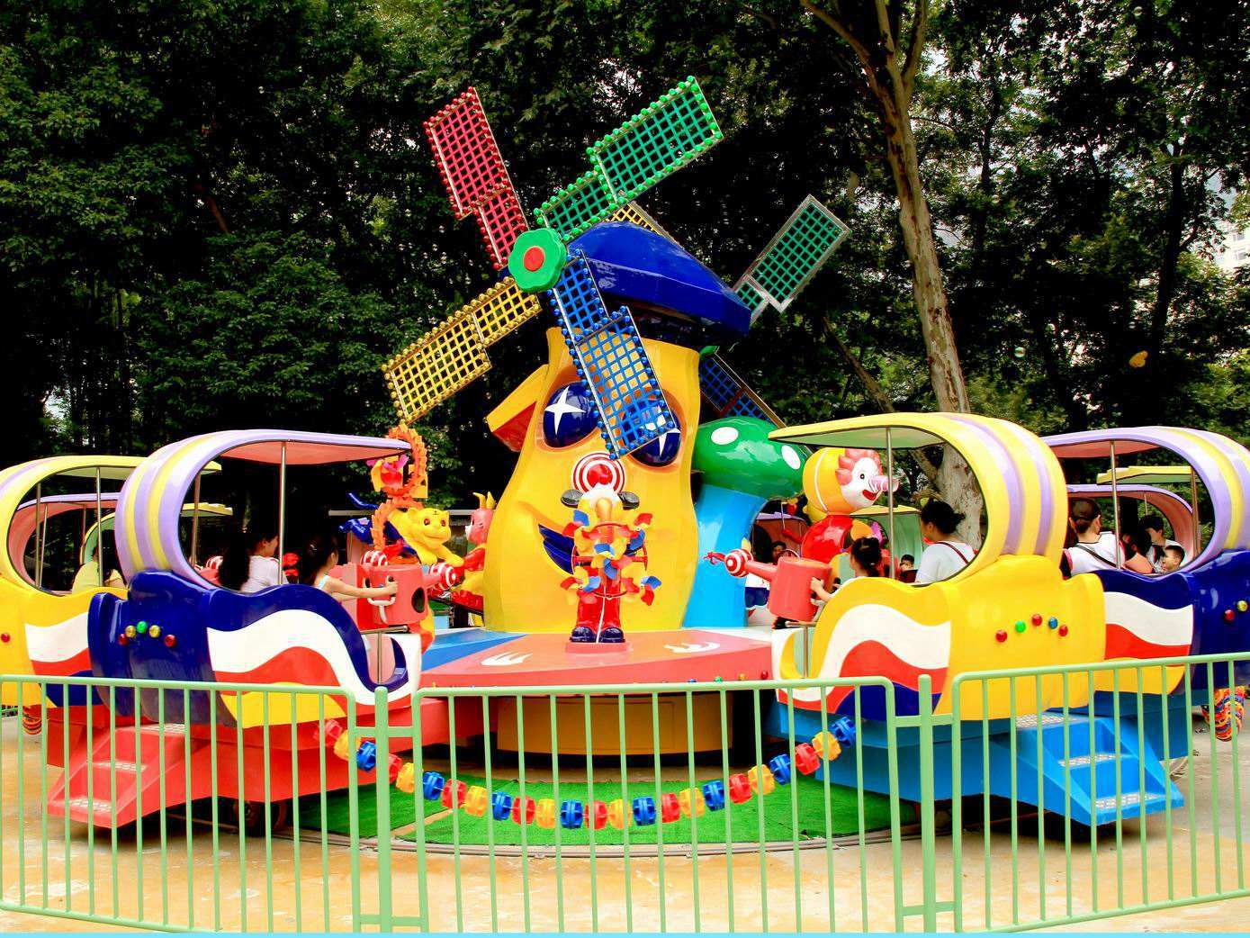 夏季水上游玩项目激战鲨鱼岛,旋转升降,厂家免费安装