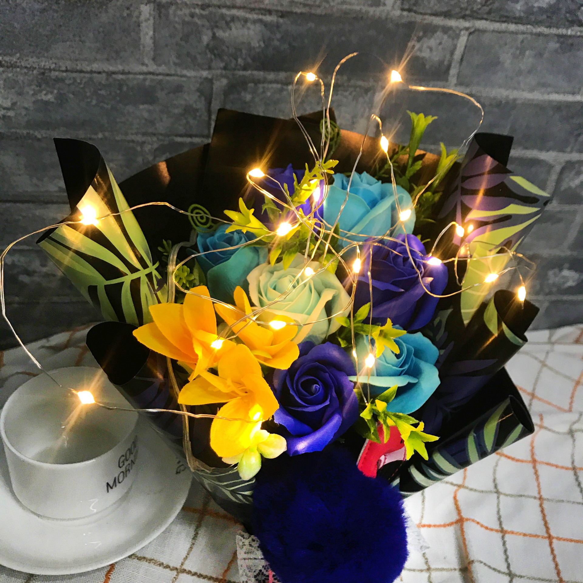 应快递要求,严禁运输电池,所以此款花束自带led灯串,但是需