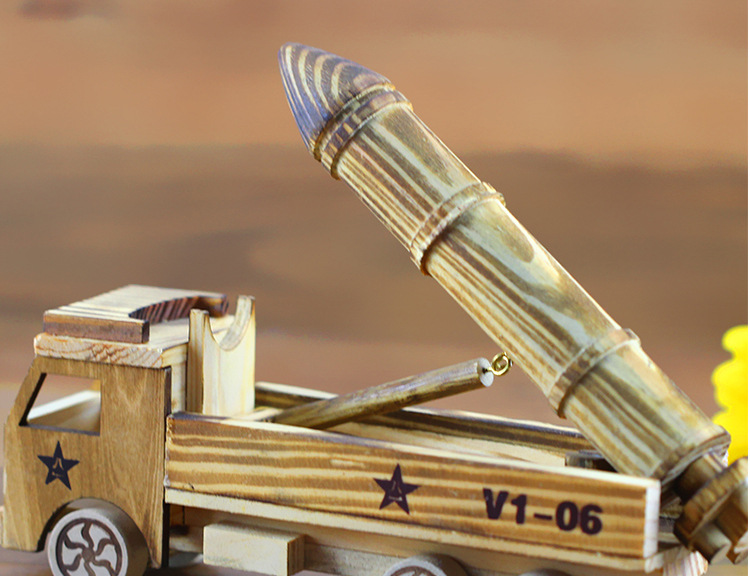 厂家新款木质导弹车玩具摆件 木制儿童火箭军事模型工艺品批发