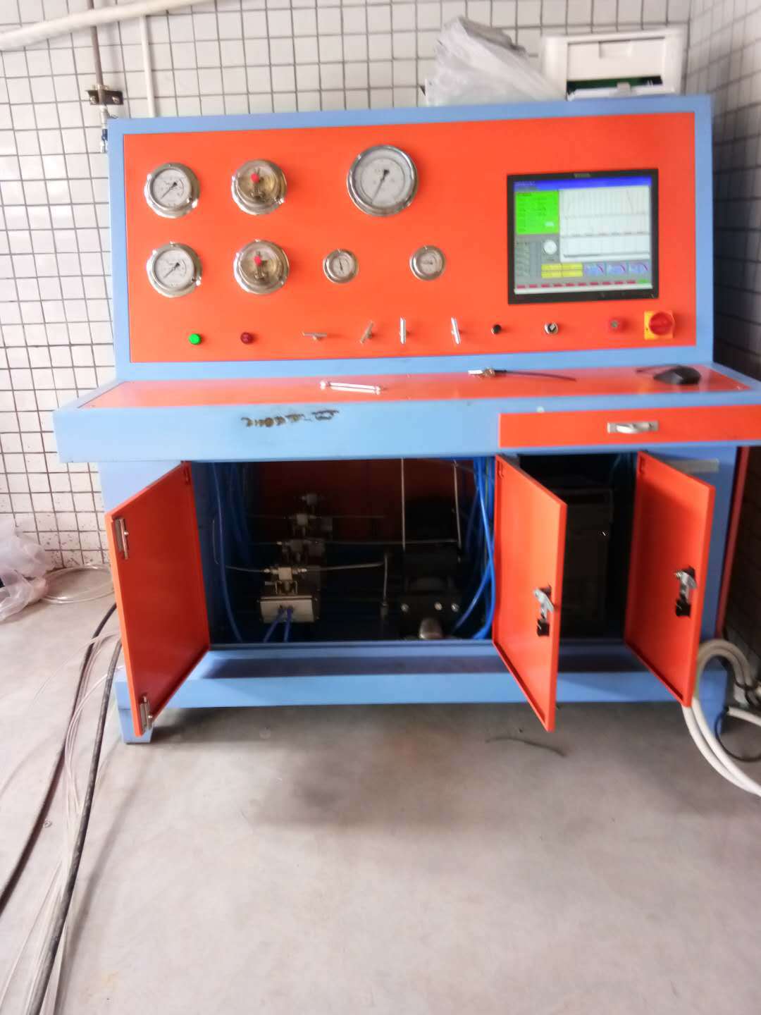 冬至来临之际,陕西宝鸡公司定制的无缝钢瓶外测法水压试验机发货