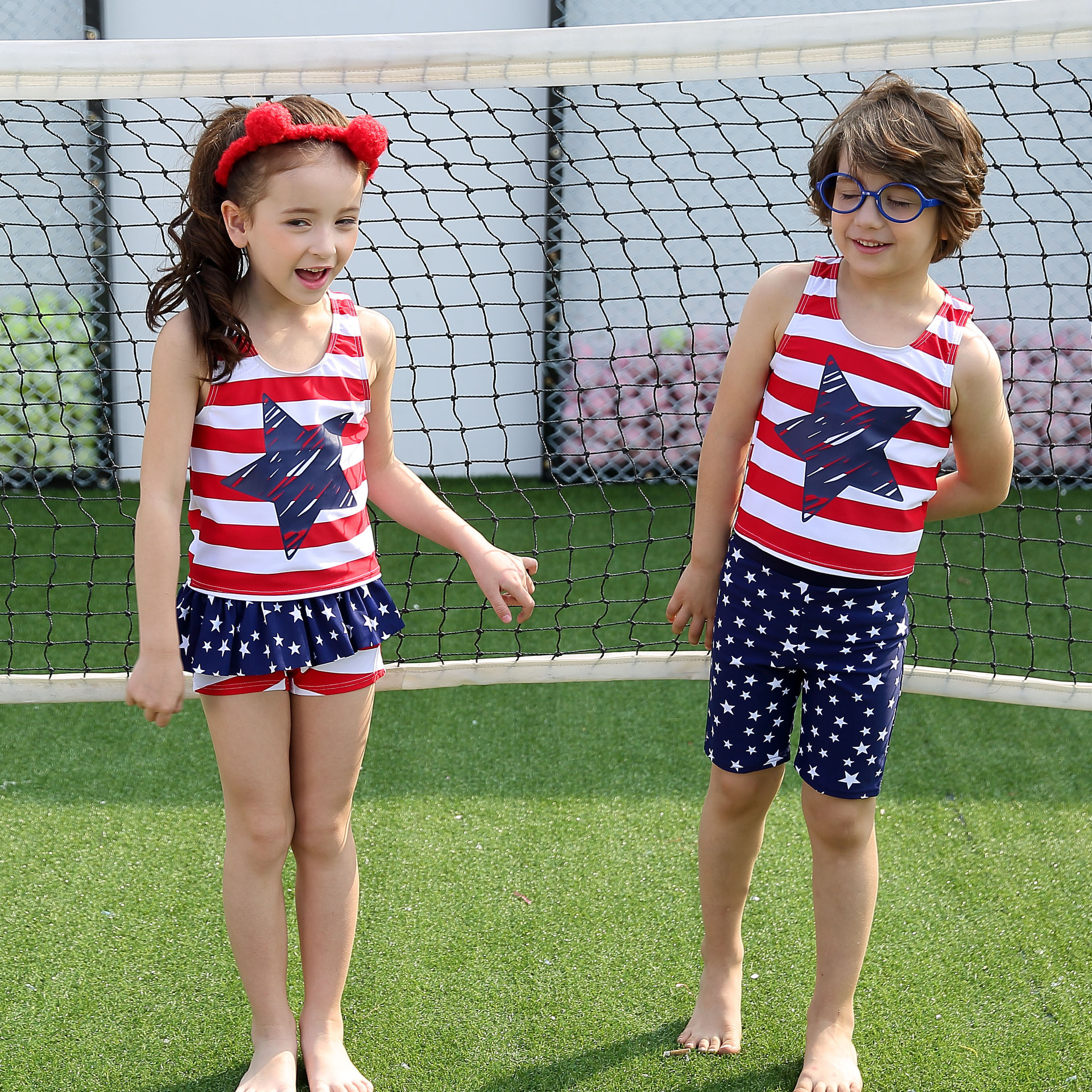 少儿泳衣走秀:最后那一位小女生肉嘟嘟的,真是肉的