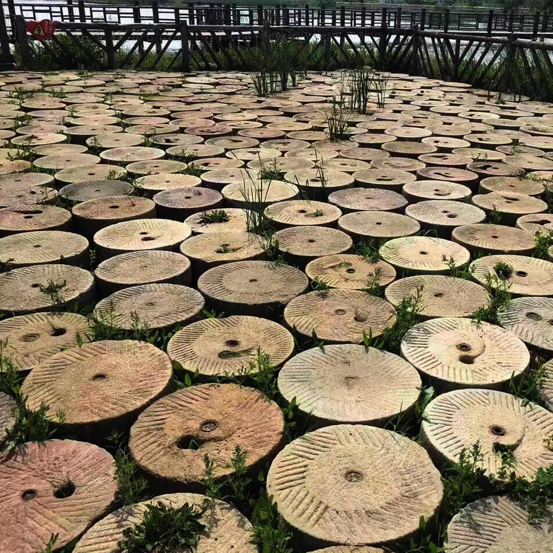 民间老石材 曲阳石雕厂家批发老磨盘 庭院园林铺路石量大从优