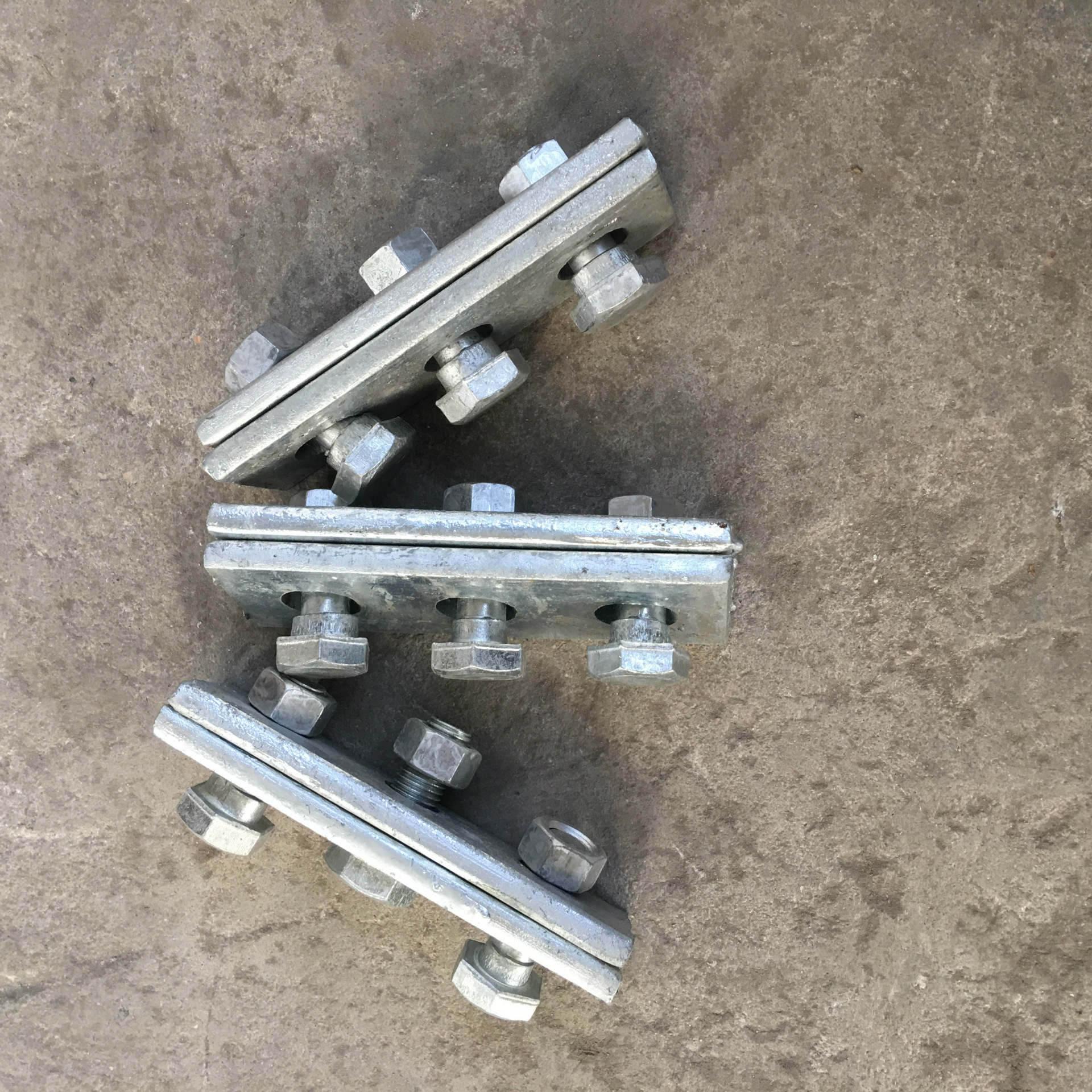 厂家供应三眼双槽夹板热镀锌国标非标双槽夹板冷镀锌夹板