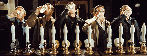 以自己的酒量要求别人,强劝别人喝酒;喝醉了不回家,在路上惹事生非