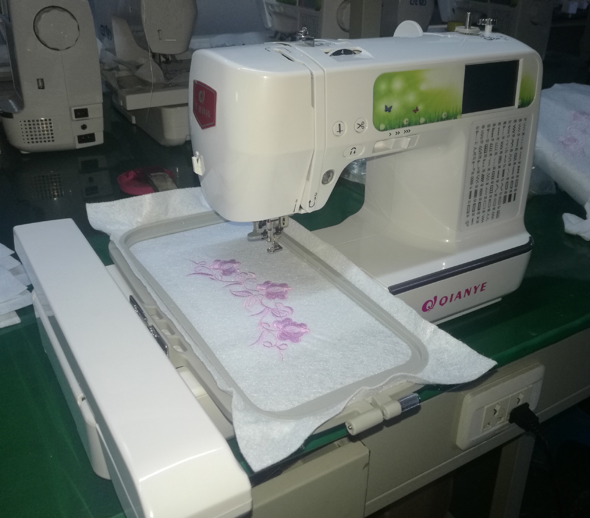 家用绣花机 小型绣花机绣字机 缝绣一体机 绣logo跨境缝纫机