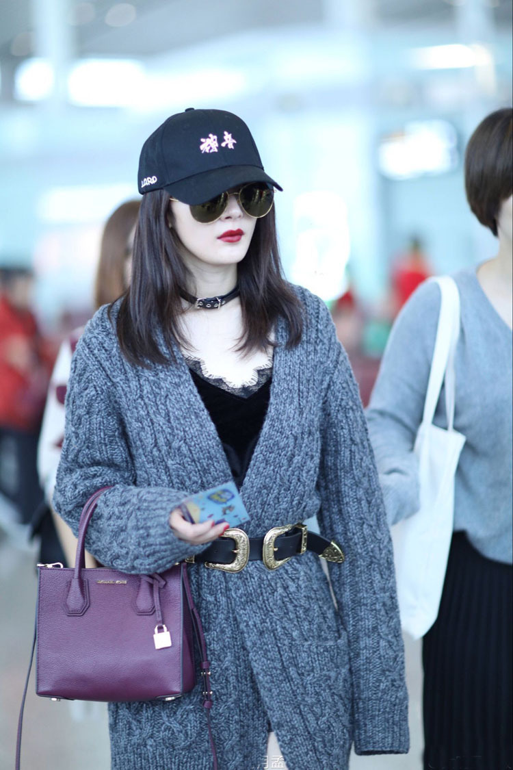 2019秋冬戚薇明星机场同款宽松带手套套头圆领毛衣中长款连衣裙女