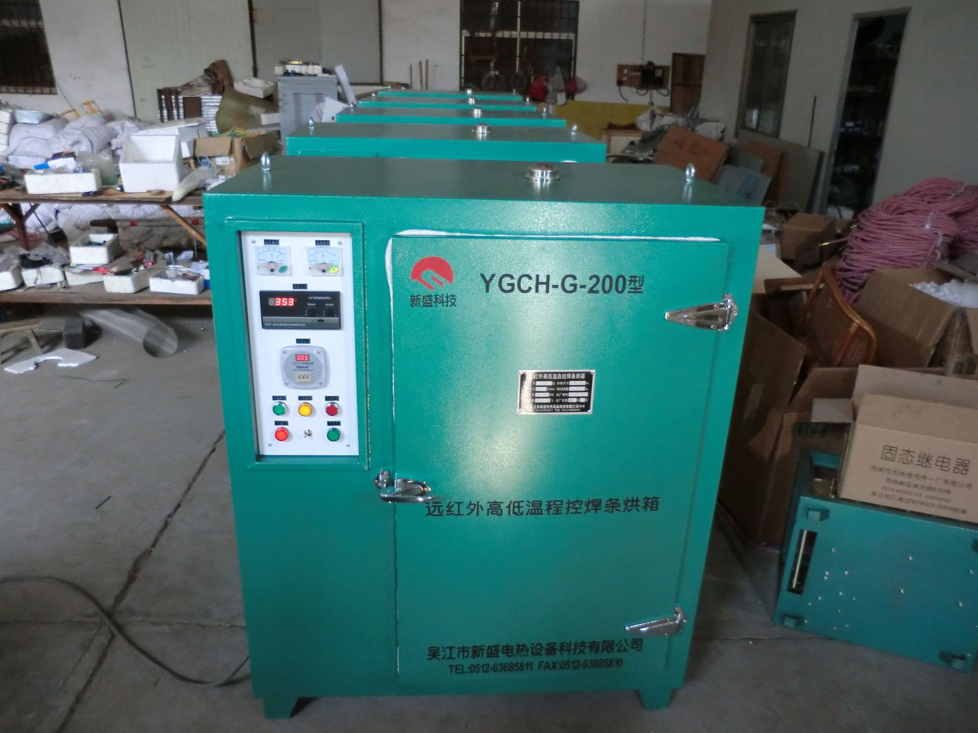 表增设左右二个焊条储藏室,提供了设备的利用率,上面烘干室左右二个门