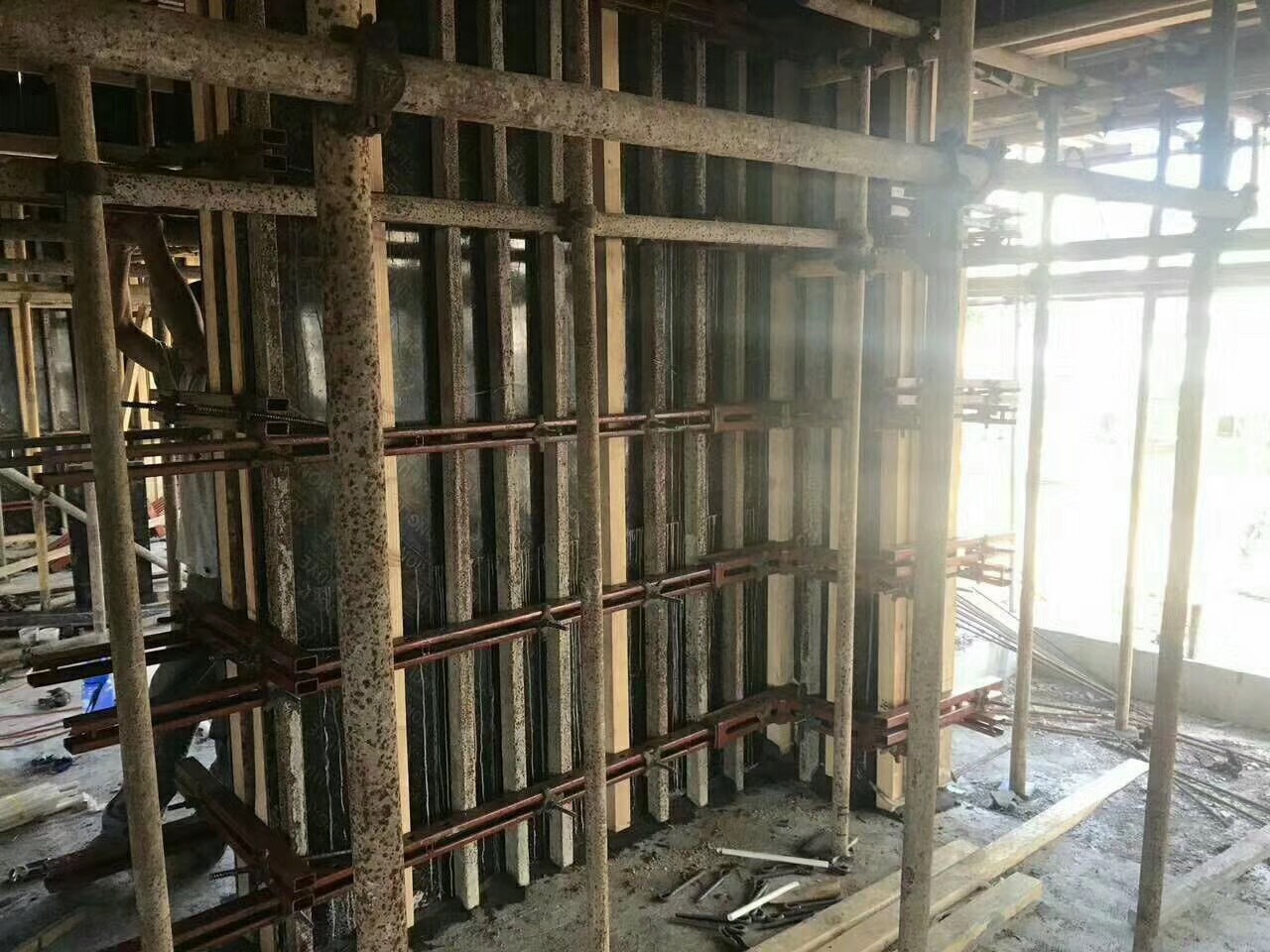 新型模板加固体系轻型方便-全部为小部件,搬运施工快捷,便于异地周转