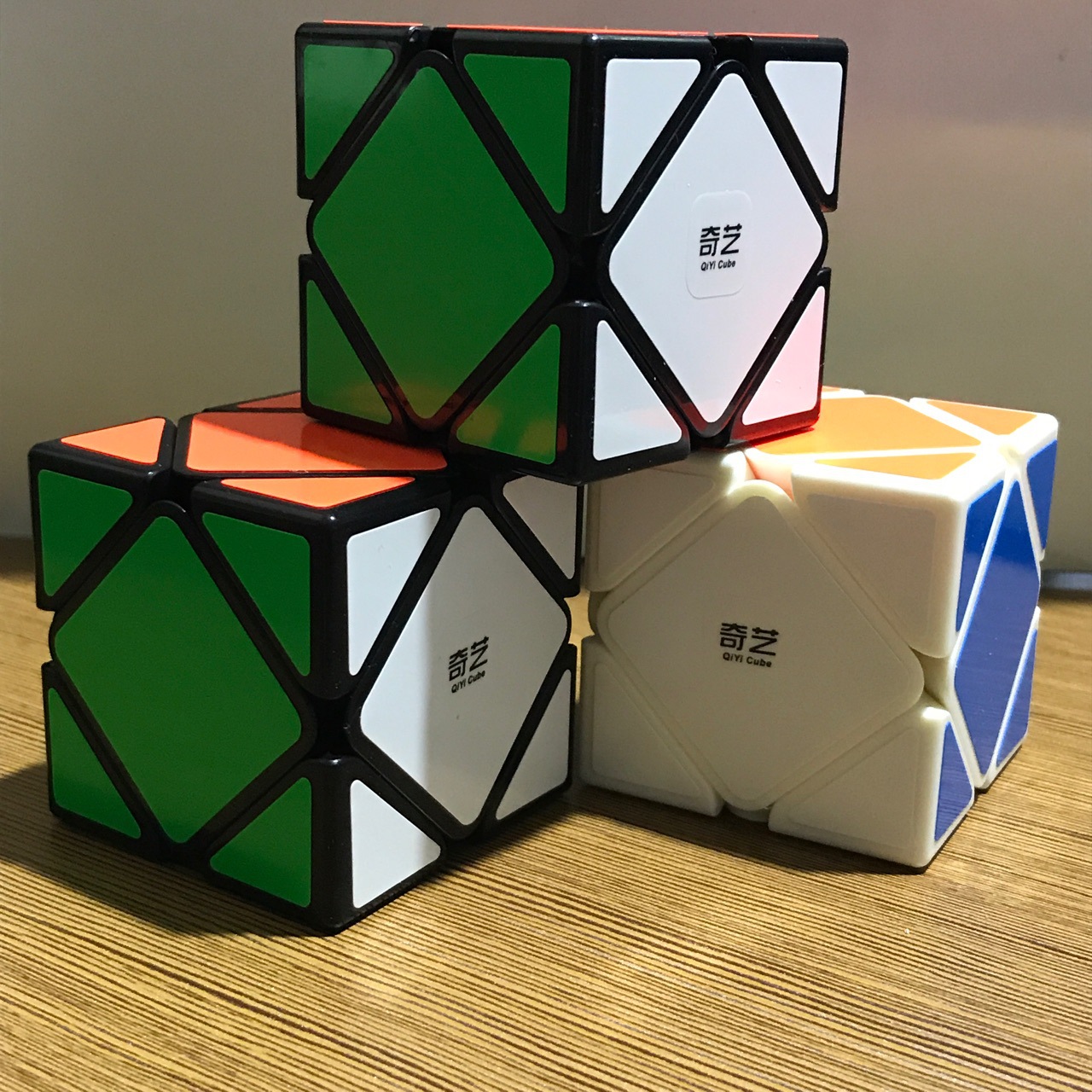 奇艺魔方斜转魔方批发启程顺滑黑色白色入门推荐松紧可调益智玩具