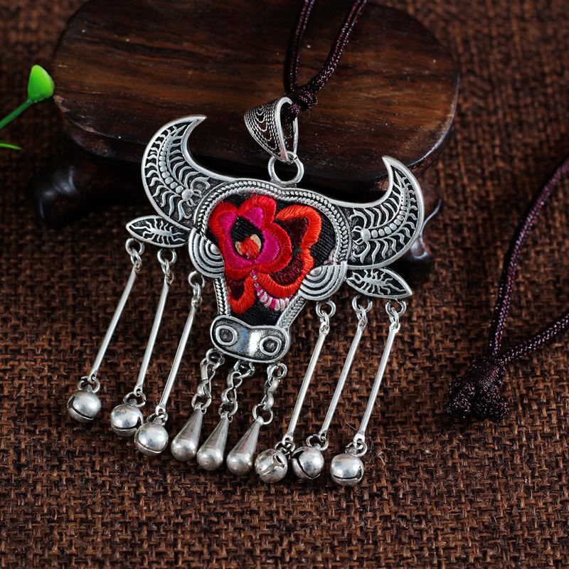 云南民族风苗银老绣项链 牛头复古锁骨链 棉麻配饰批发