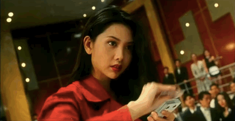 可当一袭红衣的邱淑贞出现在镜头前时,那小巧的红唇,纤细的身姿