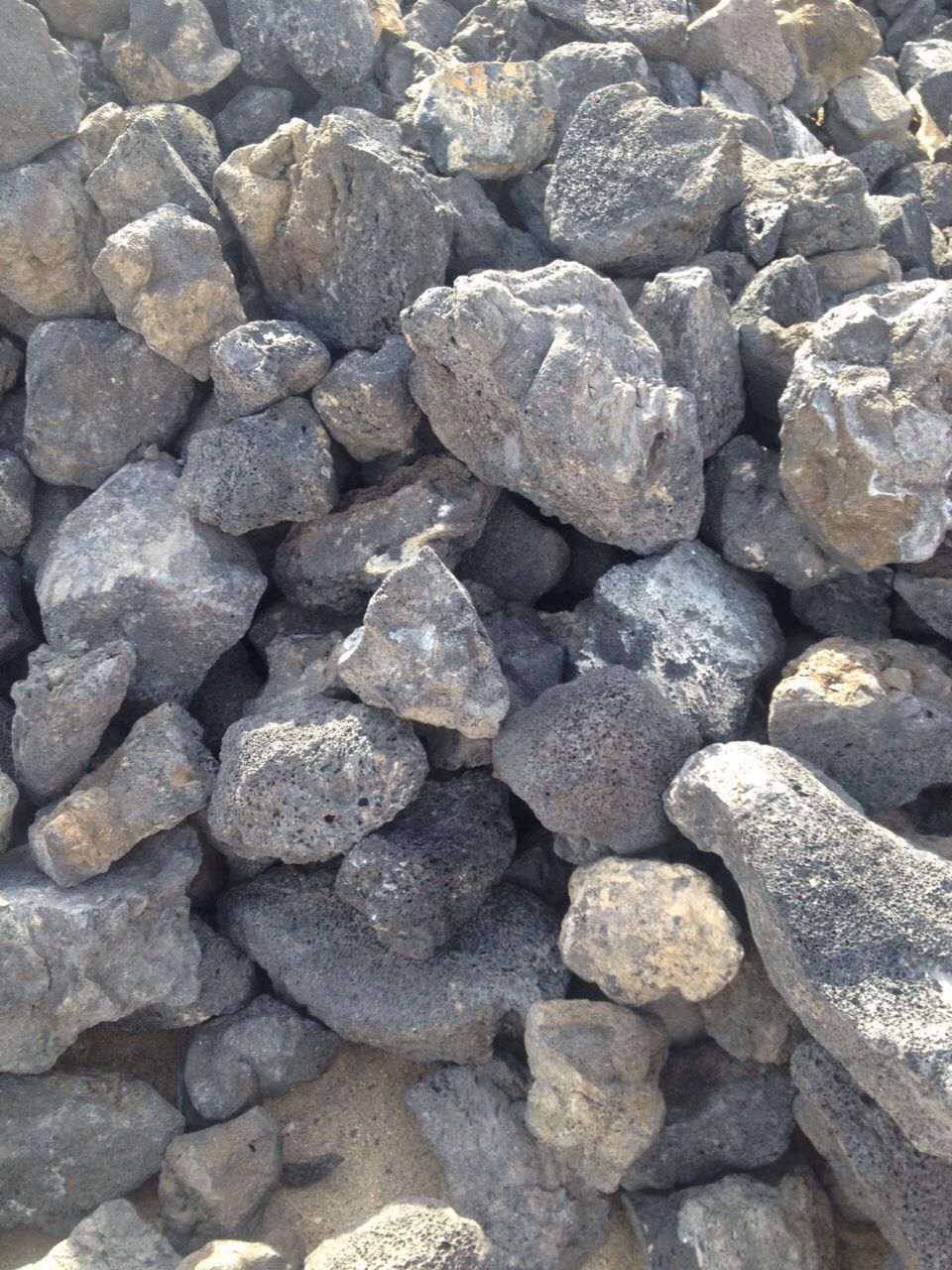 供应假山造景用大块黑色火山石 黑色火山石3-6mm 景观石 假山石