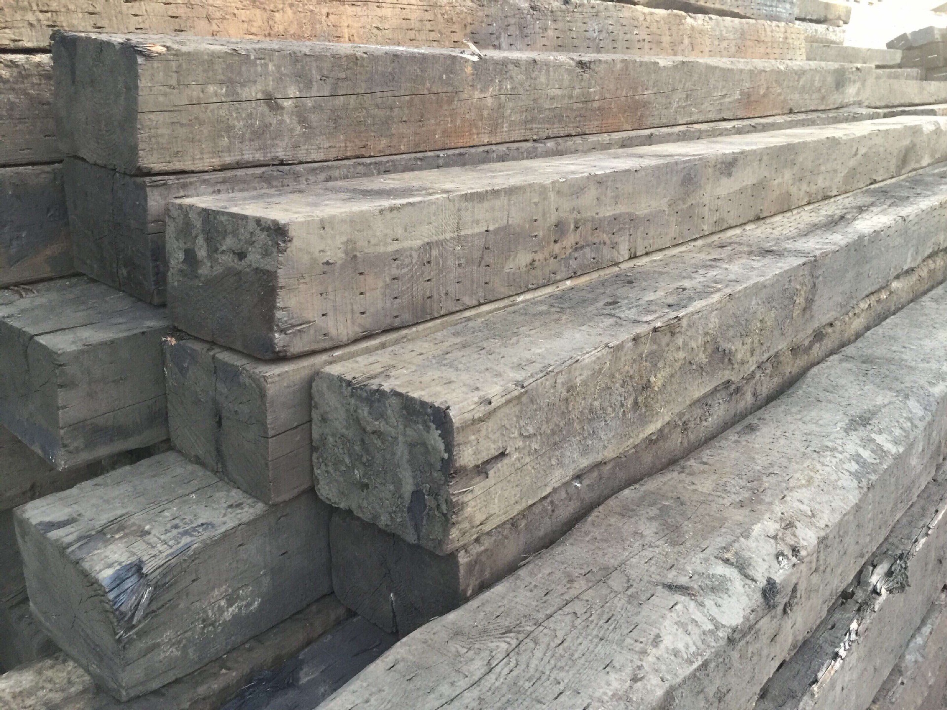 天津供应铁路再用油浸防腐旧枕木16*22*2.5米支持长度切割