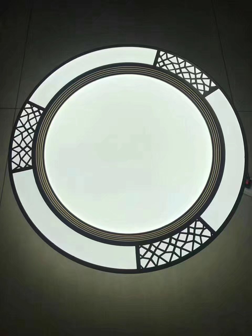 新款现代简约客厅卧室全白创意工程圆形异形led吸顶灯声光控8618