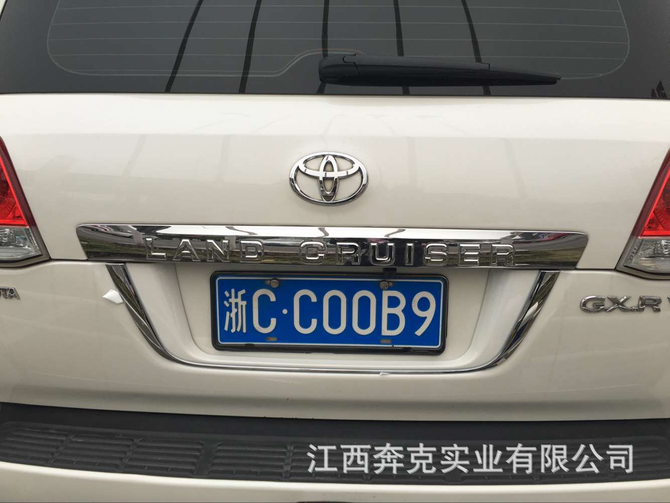 车牌下面还有一个白色的牌子通讯 js白色车牌是什么牌子