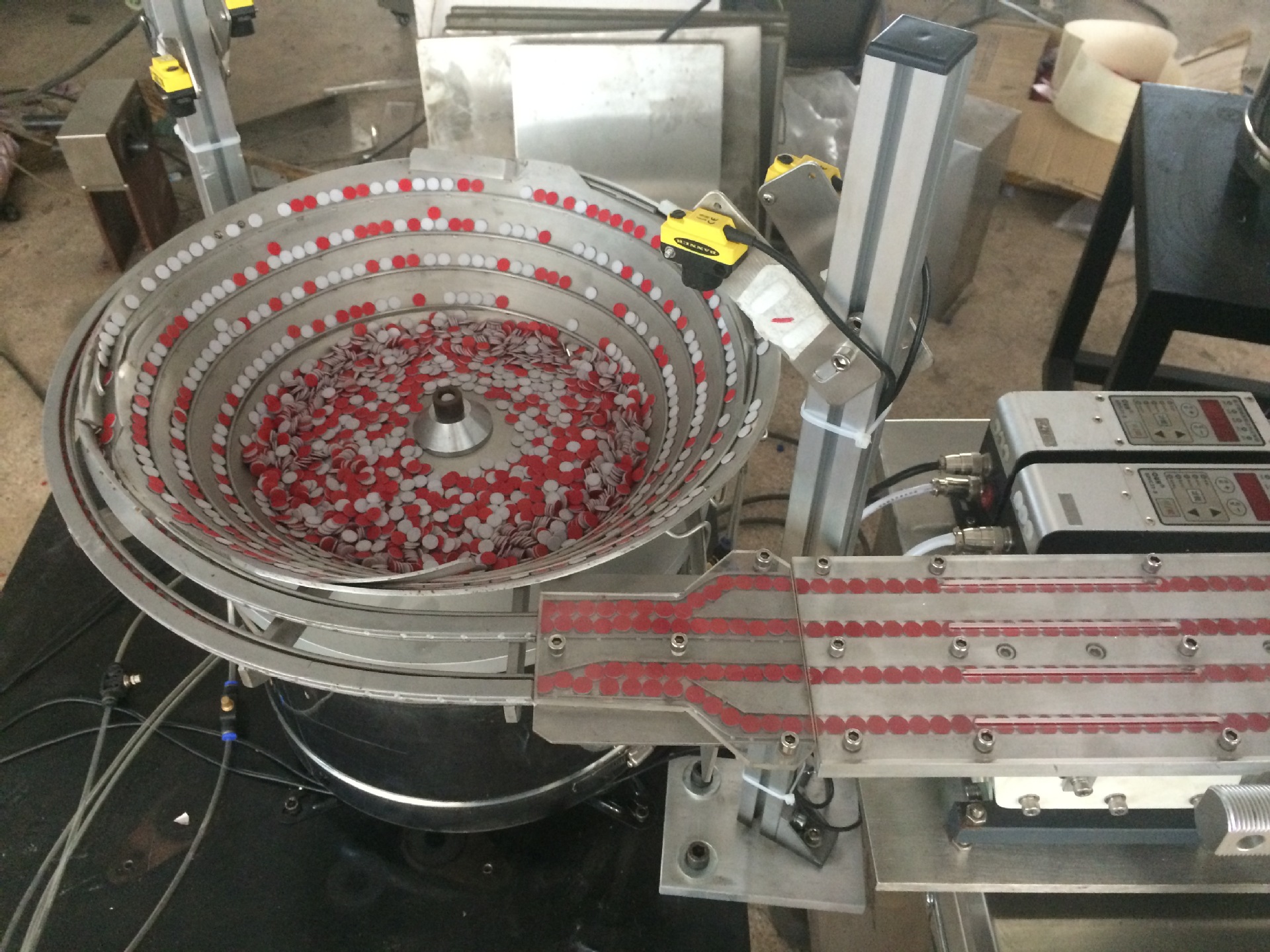 自动区分垫片正反面的全自动瓶盖塞垫机