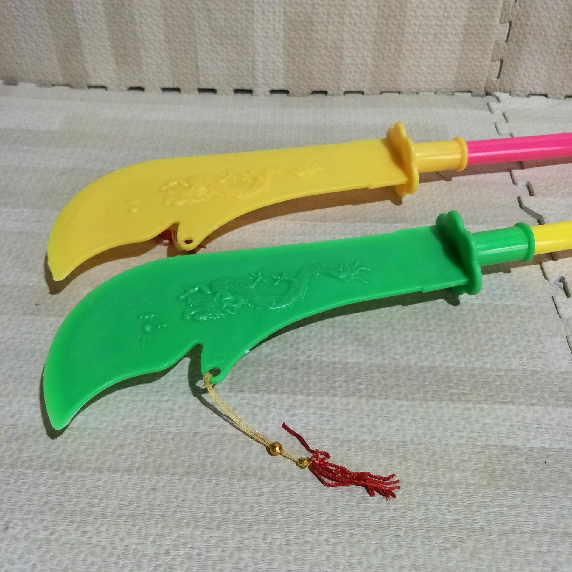 批发2元塑料关公大刀儿童玩具刀地摊两元商品