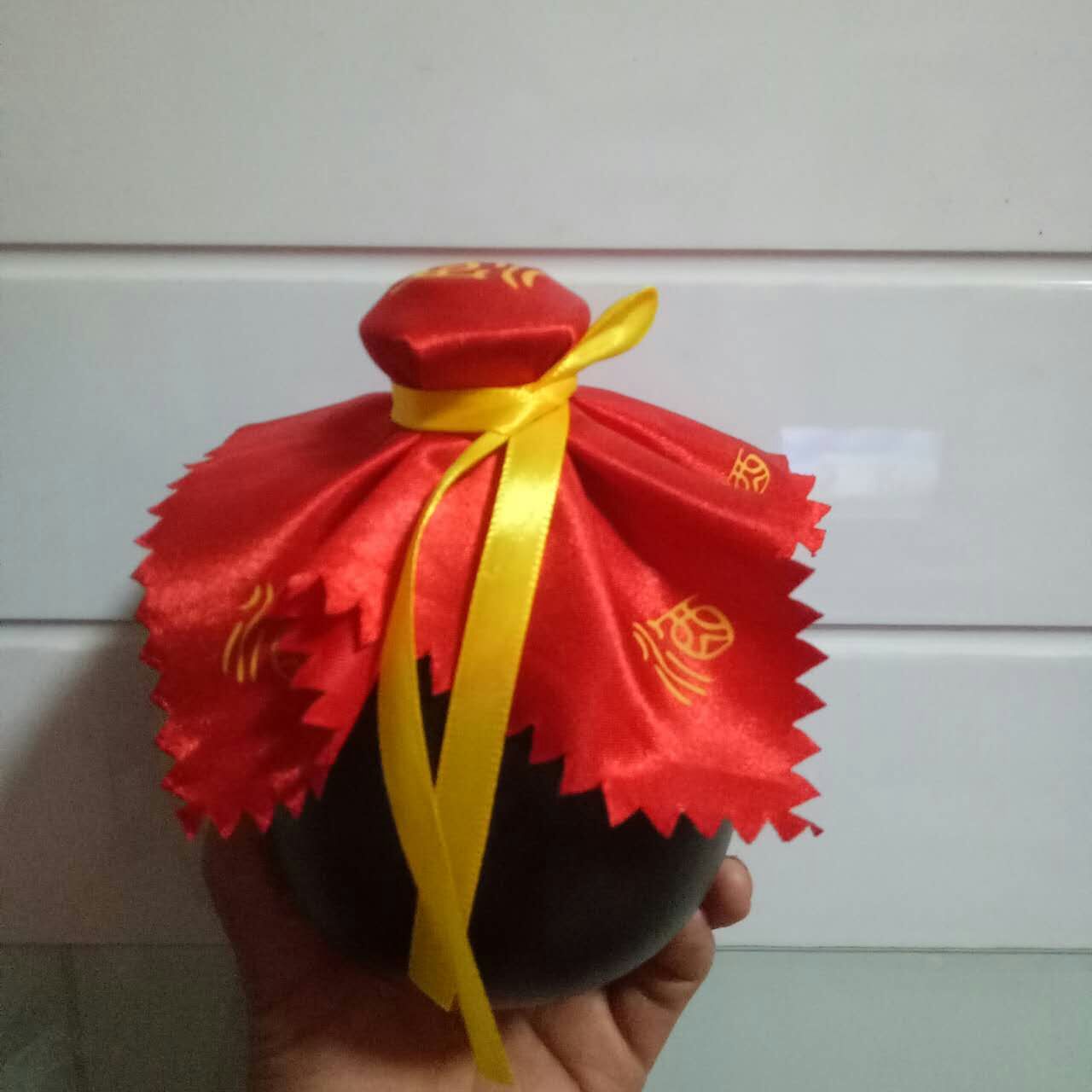 厂家供应锯齿边厚布14*14cm酒坛红绸布瓶口红布酒绸布酒布酒头布