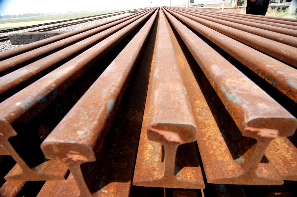 青岛现货供应重轨qu100矿用轨道钢吊车轨道钢国标钢轨火车轨道钢