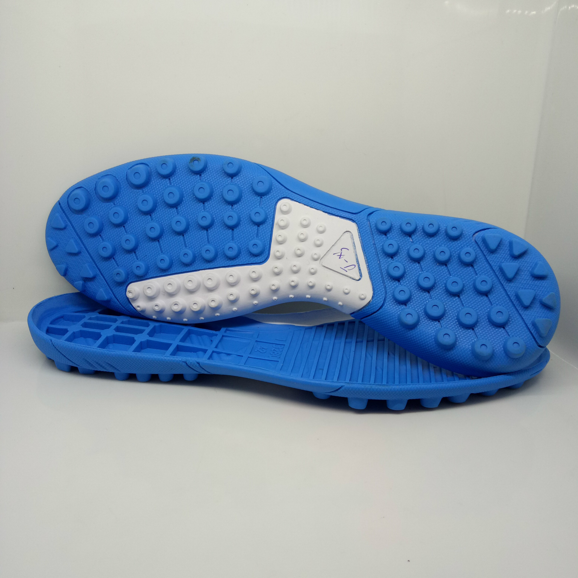 细钉足球鞋底高尔夫鞋底橡胶足球鞋底磨具开发鞋底制作开发