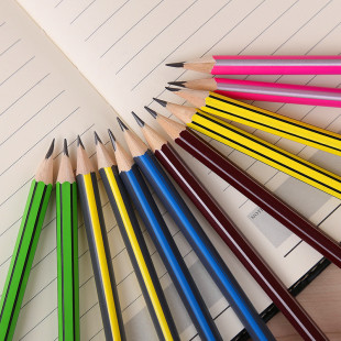 六角杆彩虹写字笔 环保椴木铅笔12支混色盒装学习文具厂家批发
