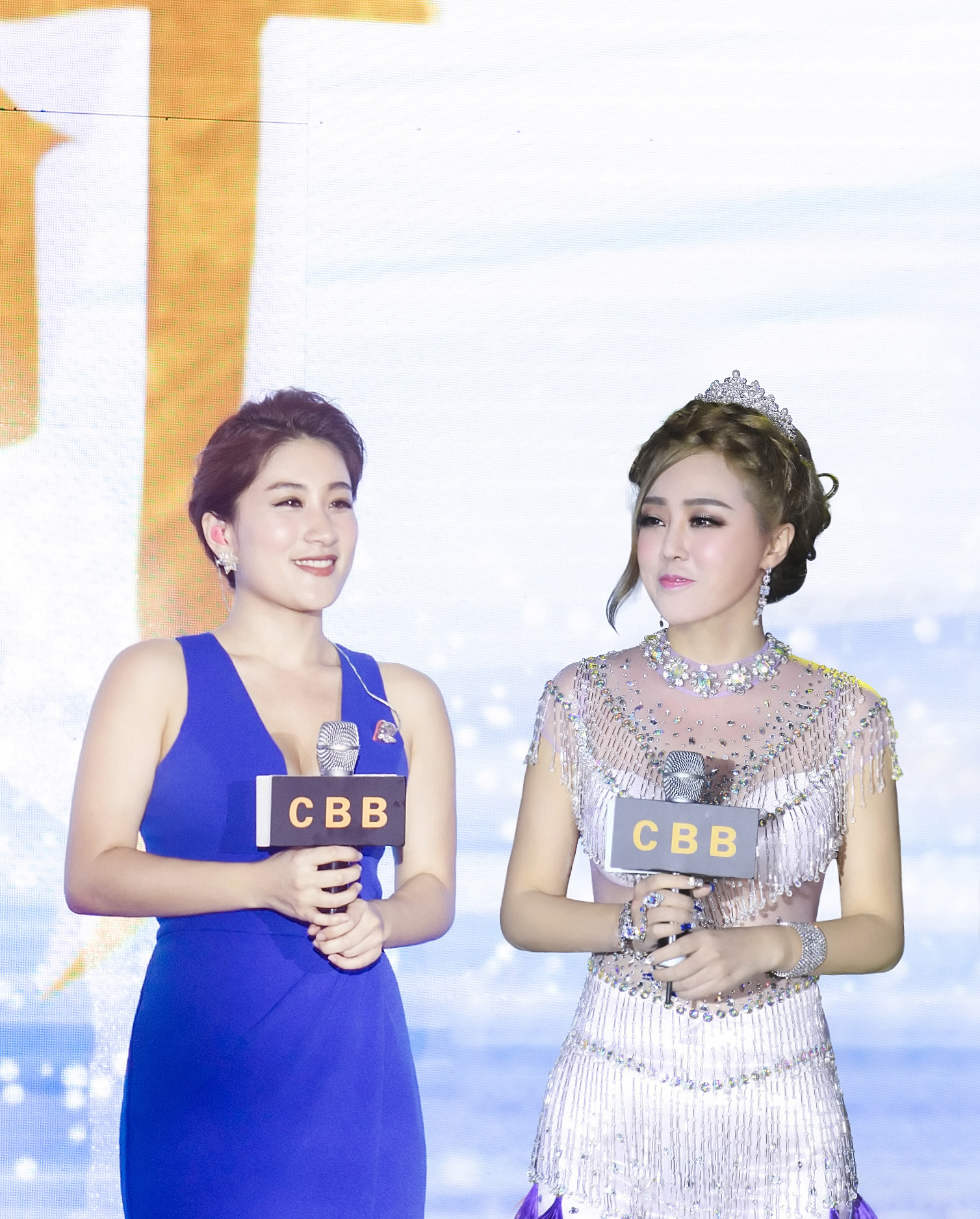 初瑞雪和明星合影