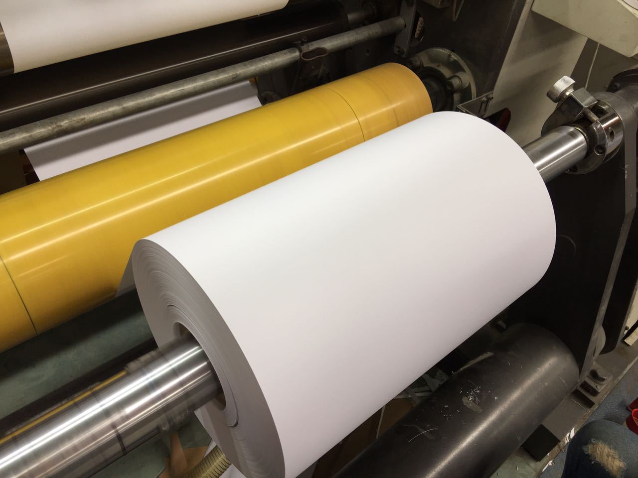 生产供应 白色卷筒双胶纸 平滑胶版纸 53-80克 纸张白度95