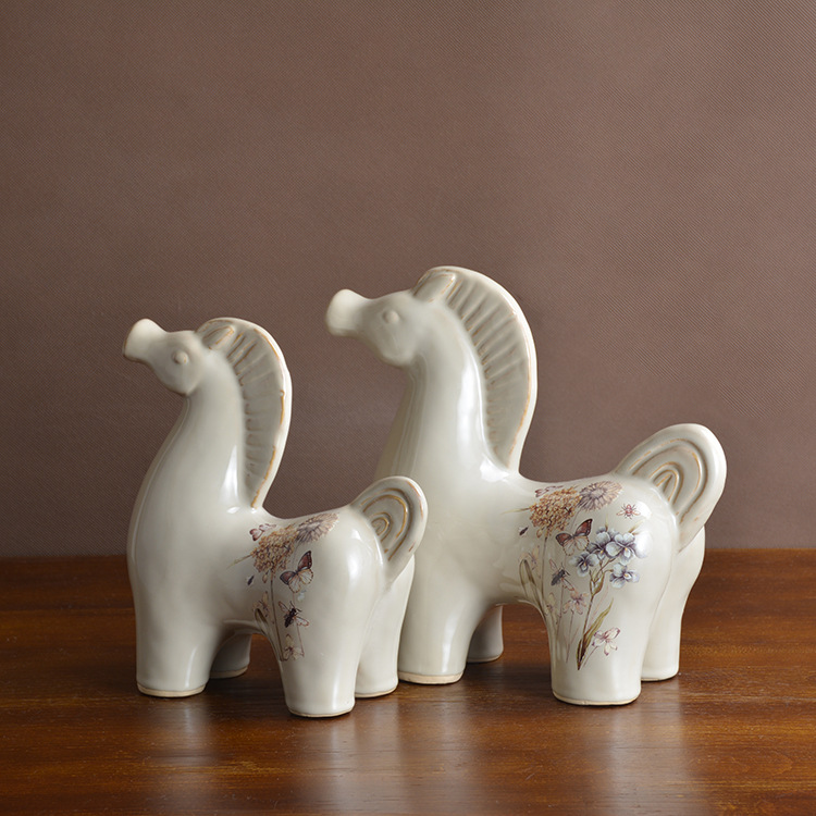 简约现代创意陶瓷马摆件家居工艺品可爱台面装饰摆设情侣入宅礼品