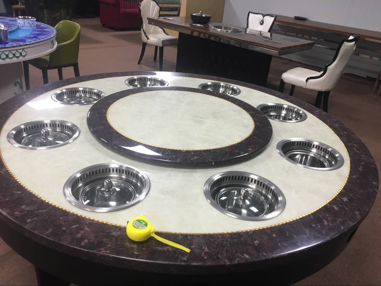 无烟火锅与传统火锅的优势对比: 1,节能:无烟火锅餐桌电磁炉设备,无